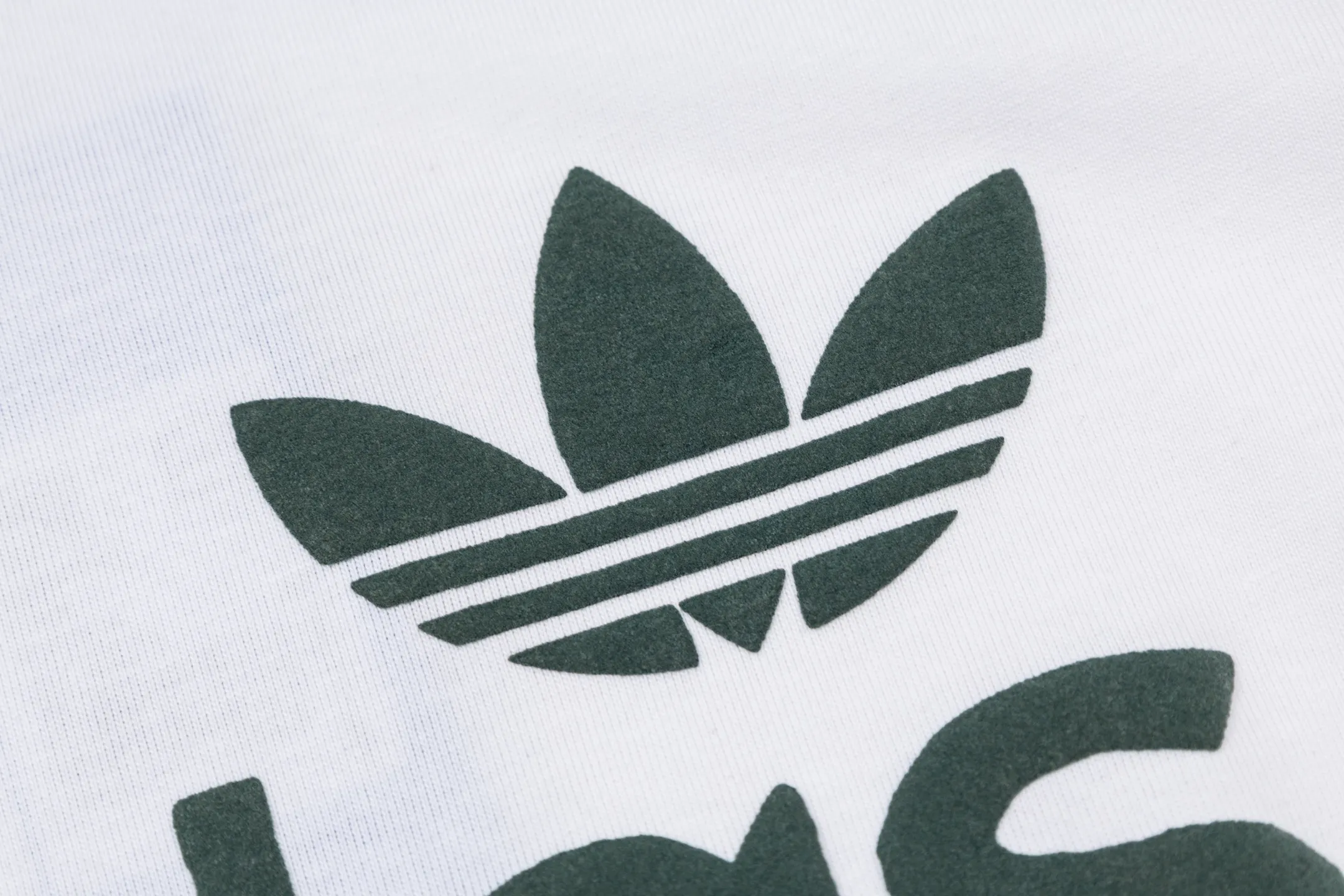 Adidas clover letter foam short-sleeved T-shirt Classic Black White color, pure cotton material is skin-friendly and breathable, super comfortable for daily wear! White round neck + cuffs with contrasting design, and the clover logo on the chest is very recognizable✨. The loose fit is suitable for a variety of body types. It can be worn casually with jeans or sweatpants, and you can easily get a casual and sporty style~ It can be easily used for daily travel, sports, and leisure! Style number: A 179# Color: Black White Size: S M L XL XXL